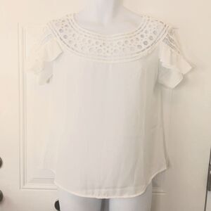 April White blouse with lace and short fluttered and ruffled sleeves